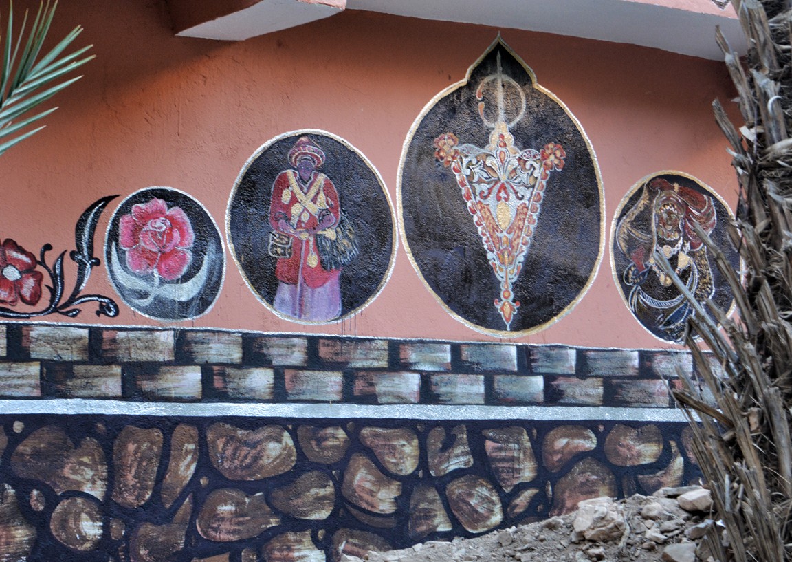 Fachada pintada de una casa amazige en Ait Mansour