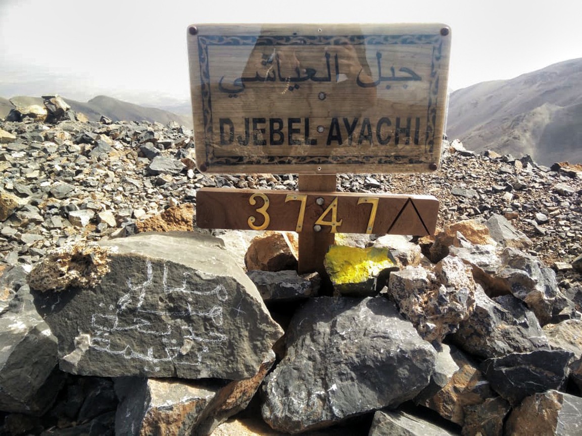 Cumbre del Jebel Ayachi y un cartel que indica su altitud
