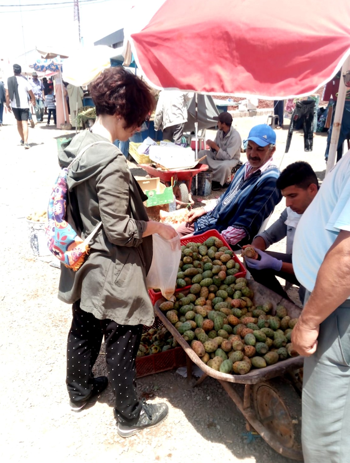 Puesto de venta de chumbos en el zoco de Sidi Ifni
