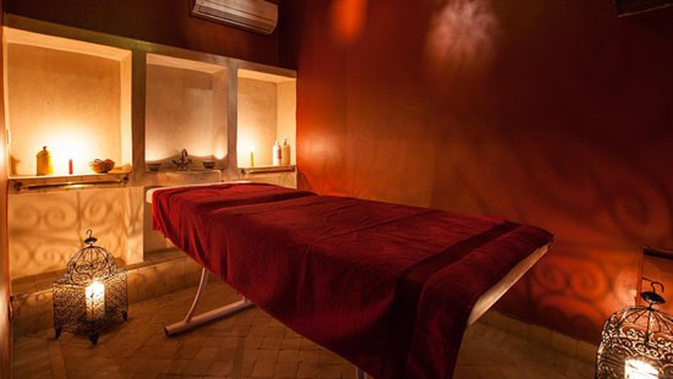 Sala de masajes de hammam moderno en Marrakech
