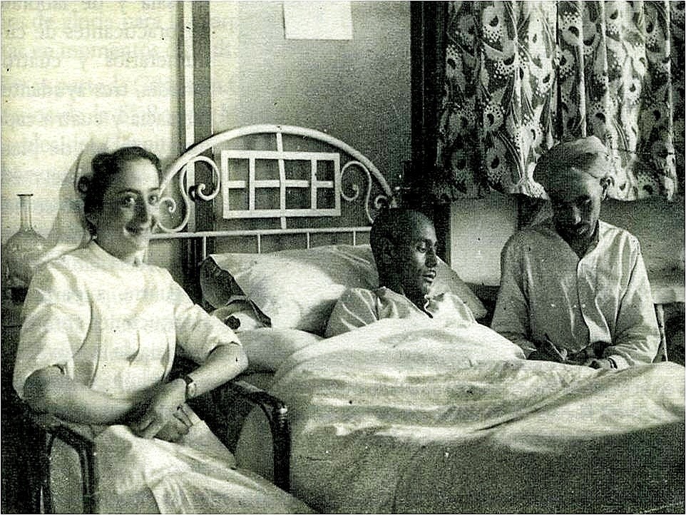 Fotografía de dos enfermeras y un militar en cama, en el Heraldo de Aragón, 5/7/1937
