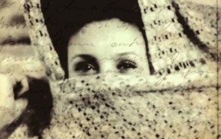 Mujer con media cara oculta bajo un pañuelo