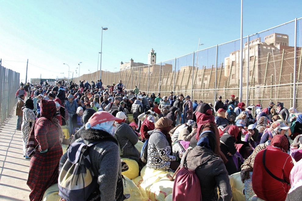 Cientos de porteadoras esperan cruzar la frontera