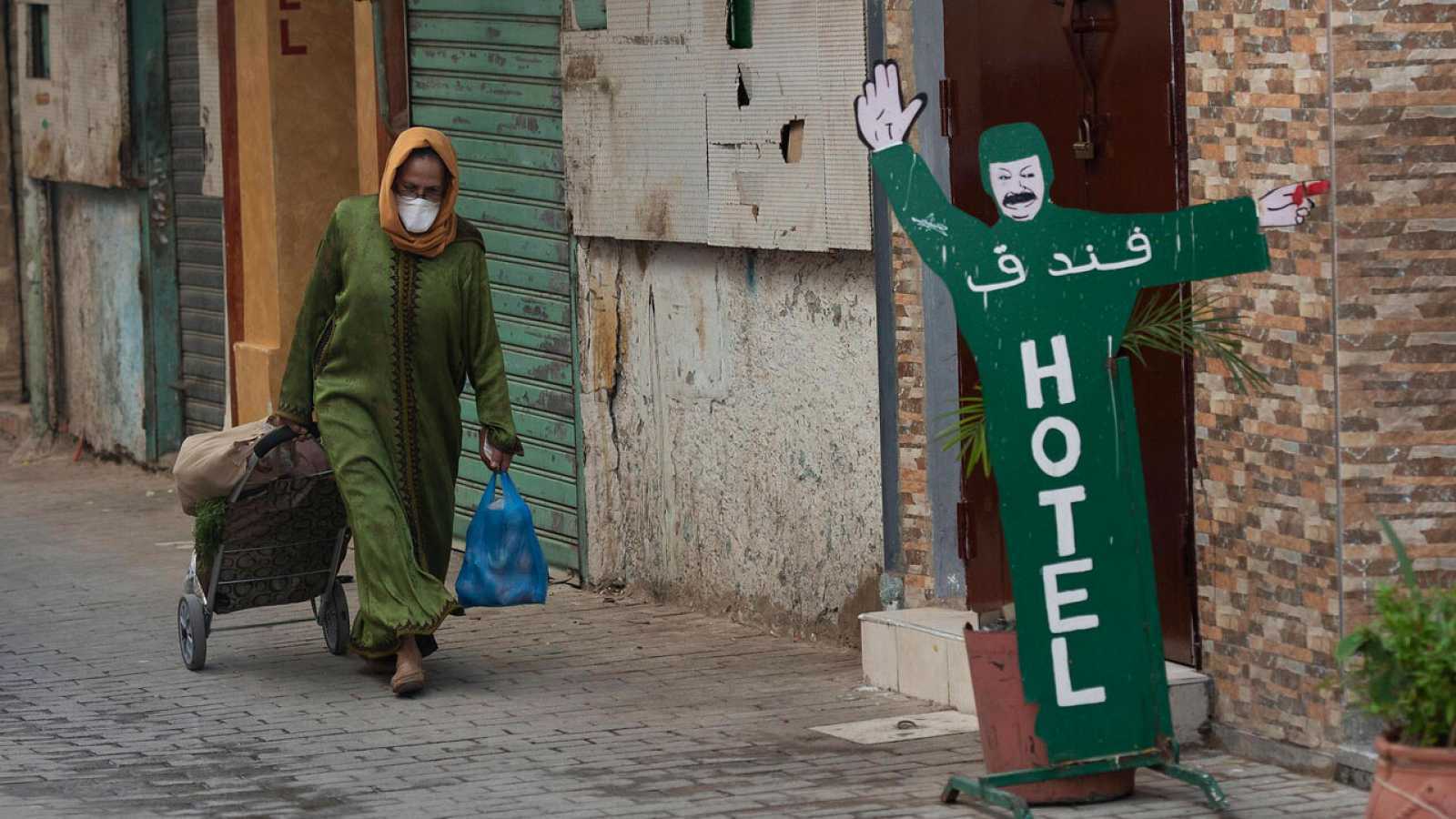 Mujer caminando con mascarilla por las calles de Rabat.