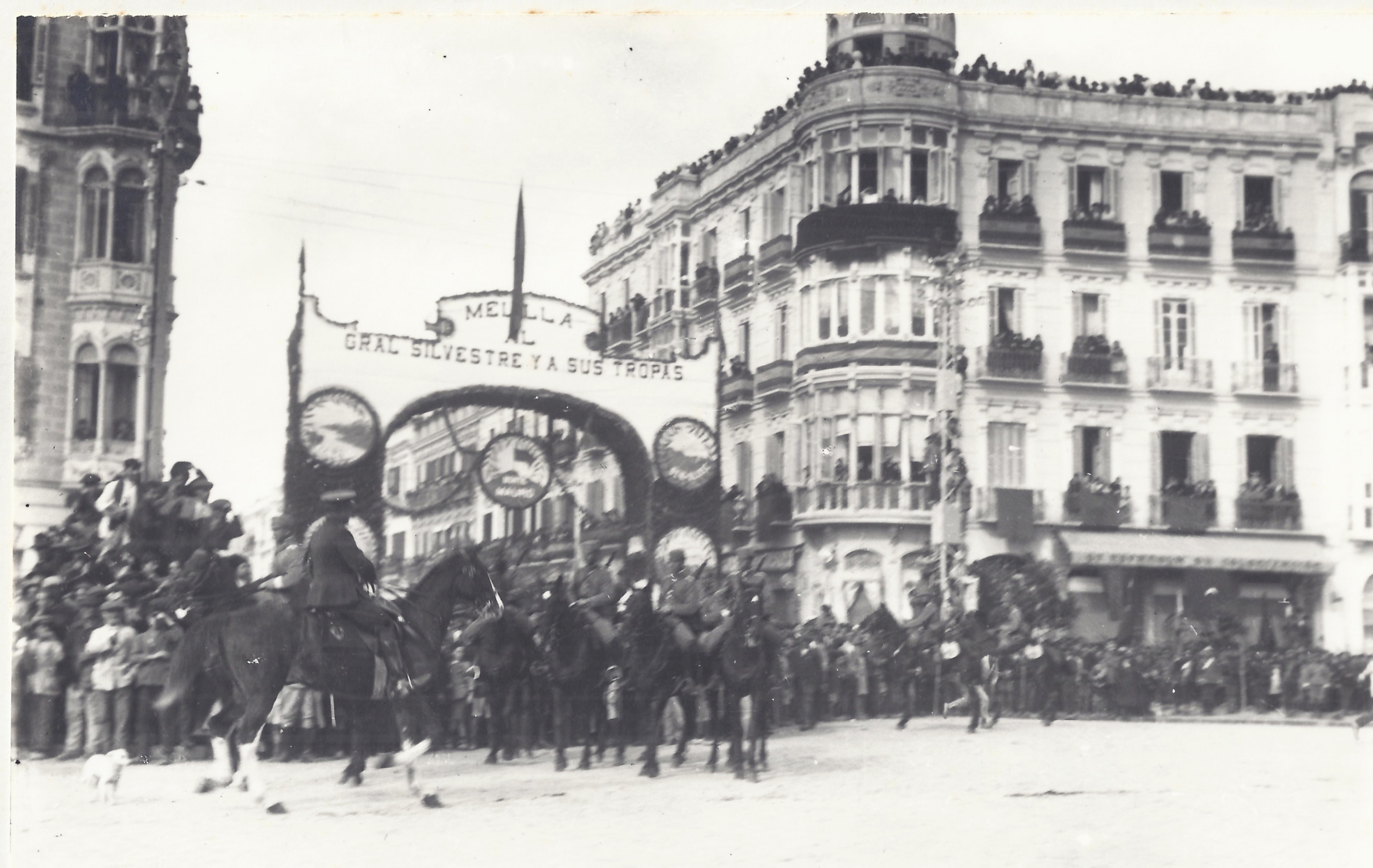 Arco de triunfo levantado al inicio de la Avenida con motivo del recibimiento al general Manuel Fernández Silvestre