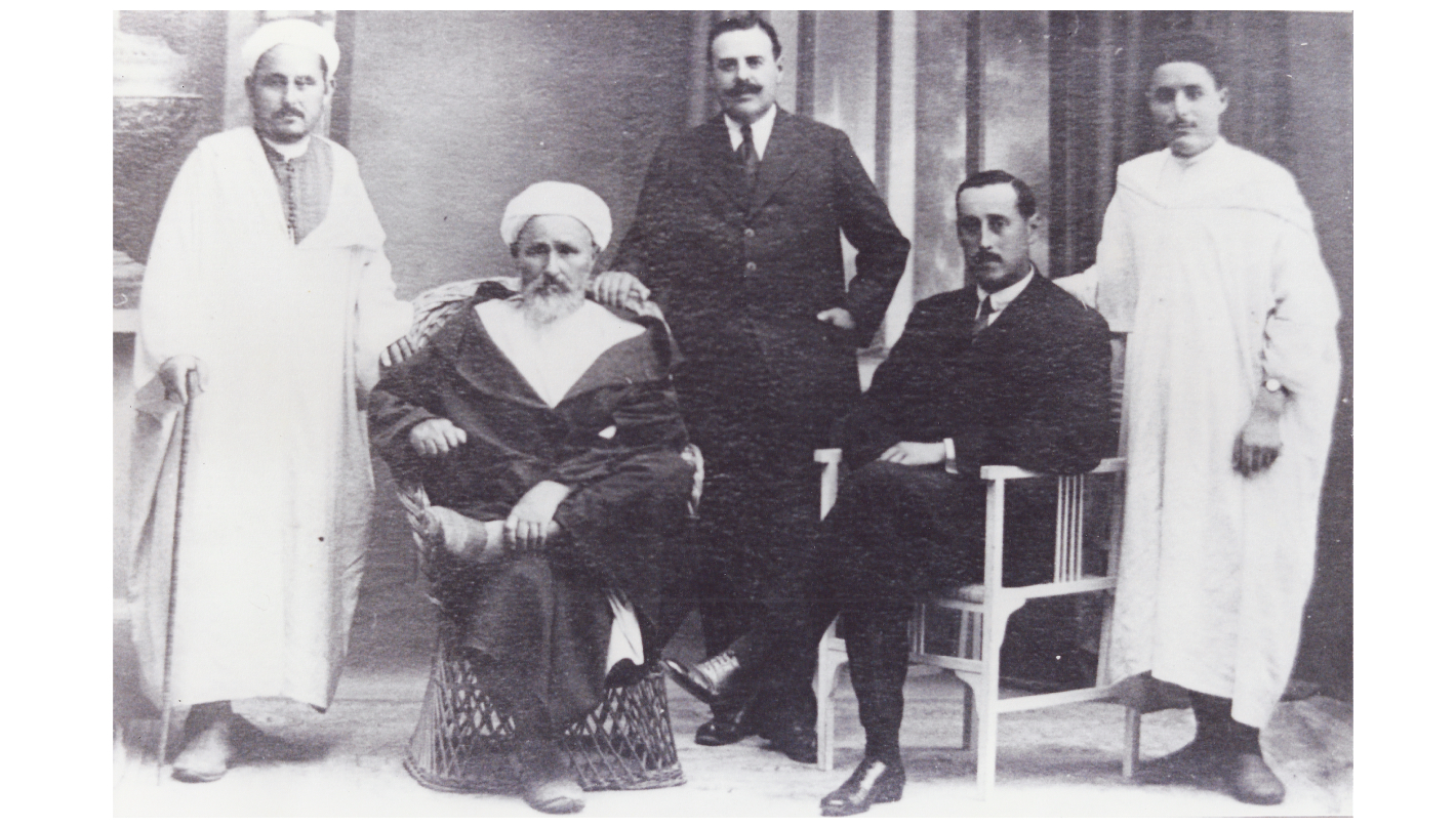 Mohamed Abd el Krim El Jatabi, líder de los Beni Urriagel, junto a su padre y su hermano M’Hammed, en una fotografía tomada en 1918. Junto a ellos un caballero desconocido y Joaquín Ortiz de Zárate.